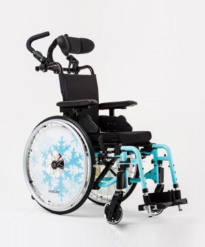 Le fauteuil roulant manuel Action 3 junior est léger et pliant. Il a été conçu en aluminium dans le but de respecter les différents besoins et envies que peuvent avoir les enfants - modele evolutif - couleur bleu