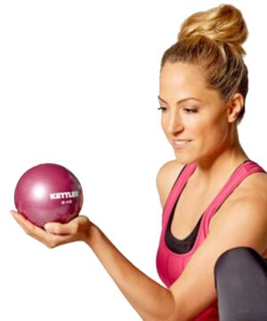 La balle de tonicité Kettler est un accessoire idéal pour renforcer les muscles du haut de corps comme les bras, les épaules et le buste. Pratique, elle peut également être utilisée dans le cadre des pilates. Elle est disponible en 1kg et 1,5kg.