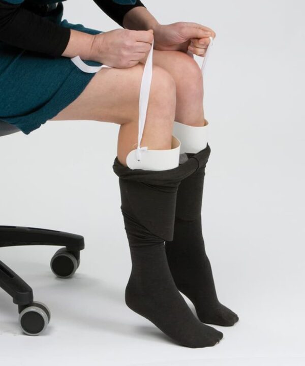 Cet enfile-bas de contention ou de chaussette est léger et flexible. Il est très facile à utiliser : vous placer le haut de la chaussette ou du bas de contention dans ses 2 encoches.