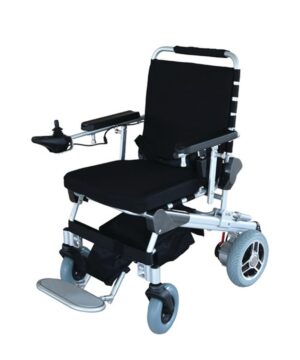 la chaise roulante électrique emma est compacte, légère et pliable. le pliage s’effectue en 1 seconde. les accoudoirs sont réglables en hauteur et en largeur.