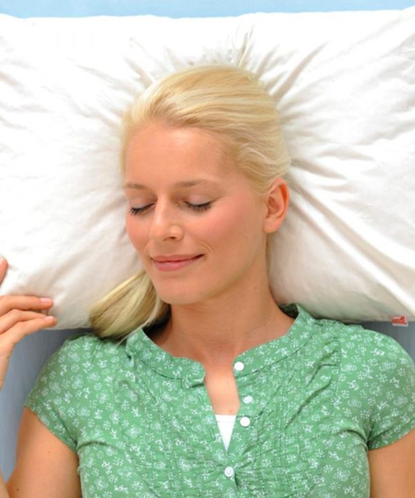 L'oreiller en balle de millet SISSEL® PANICORE est un support naturel pour les vertèbres de votre nuque.