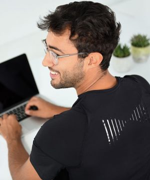 La conception du Posture Shirt SISSEL® pour homme vous aide à positionner correctement vos épaules et à adopter une posture ergonomique au quotidien.