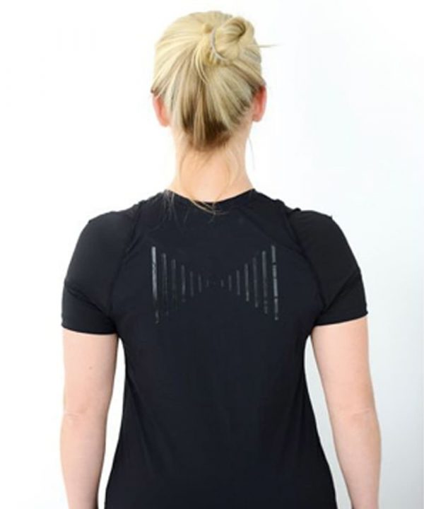 La conception du Posture Shirt SISSEL® pour homme vous aide à positionner correctement vos épaules et à adopter une posture ergonomique au quotidien.